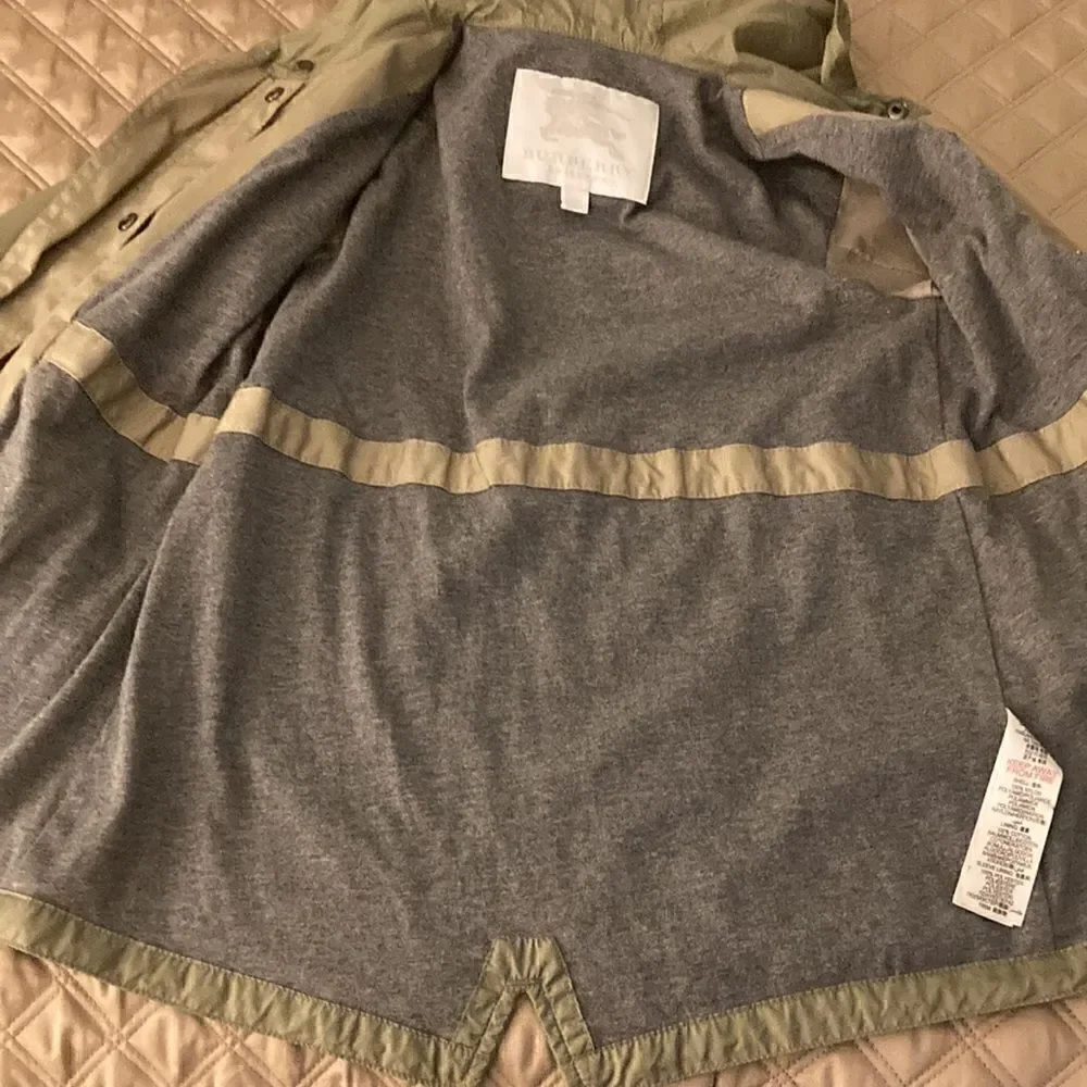 Burberry Boys Rain Jacket with Hood. Olive green Nylon. Size 4 Yr.